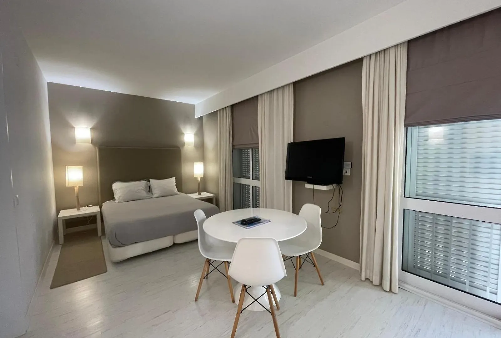 Casas De Cascais - Studio Valbom contacts